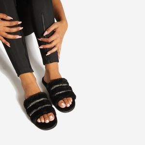 🥰NEW Black Fuzzy Slipper